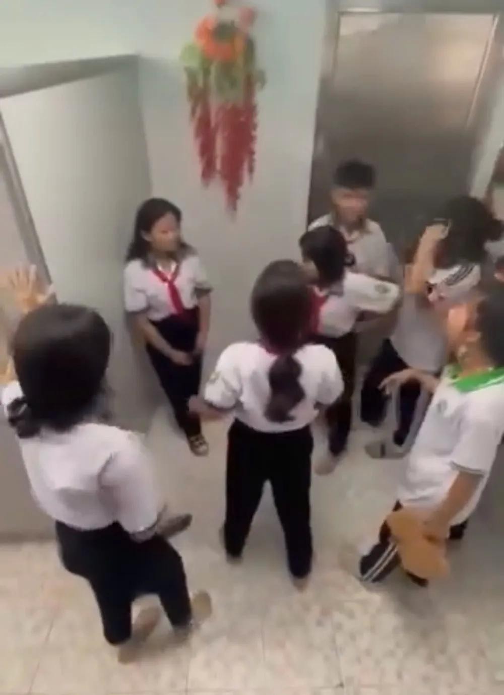 视频开头显示，一名女学生在学校厕所内被同学“质问”或“兴师问罪”。