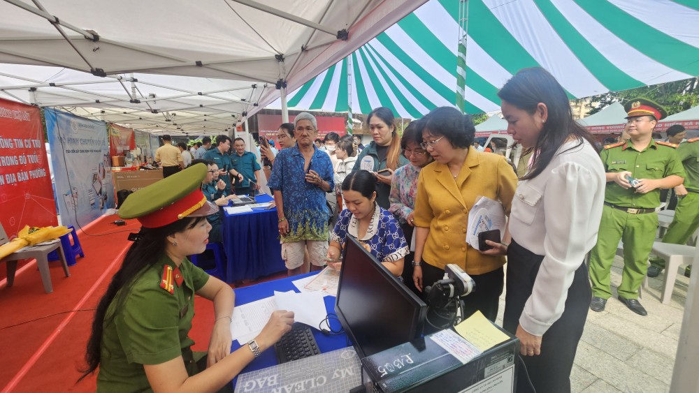 堤岸坊领导参观数字化转型日活动。