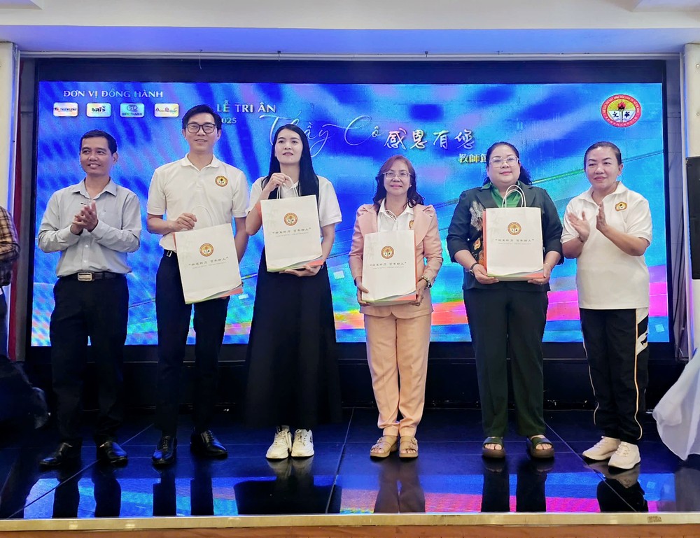 市华文教育辅助会赠送礼物给在市教育厅取得出色成绩的华文中心。