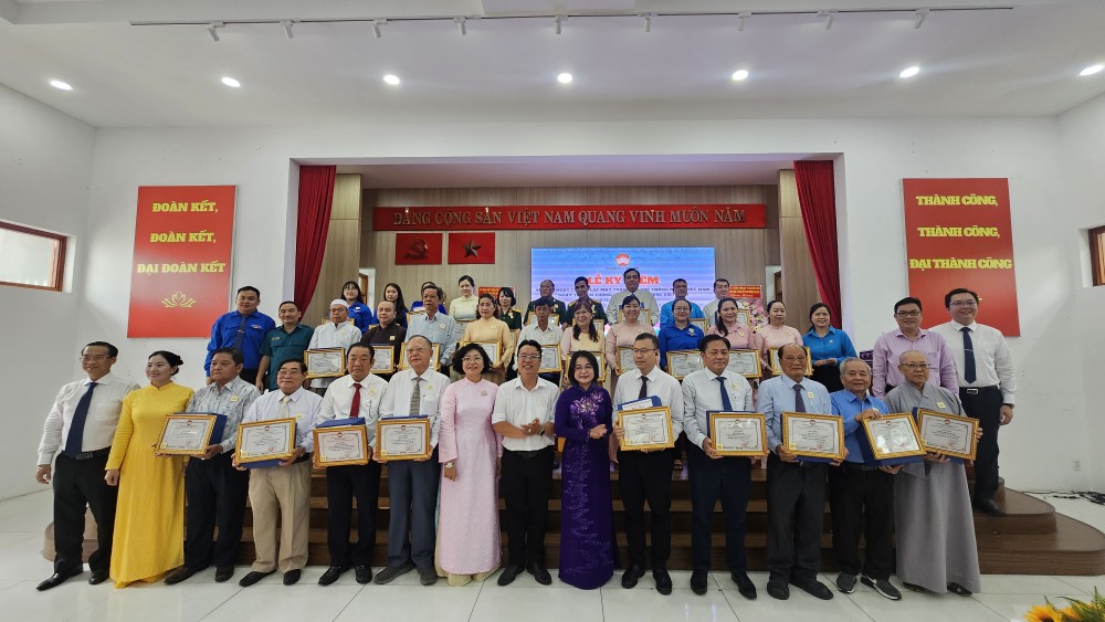 堤岸坊向积极贡献的个人表彰‘’好人好事‘’奖项。