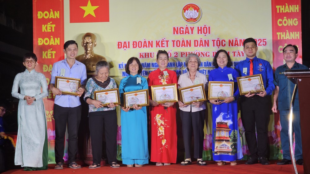 8名典型获表扬‘’好人好事‘’称号。