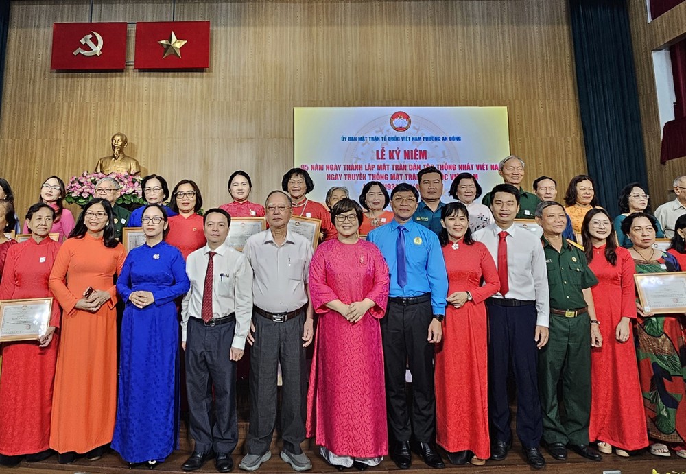 安东坊领导与华人会馆、街区合照。