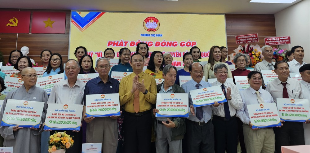 各华人会馆、社团响应募捐“为海岛祖国—为祖国前线”与“为穷人”基金。