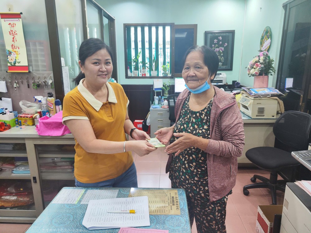 温陵会馆常值副理事长吳丽株向华人贫困家庭发放每月补助金。