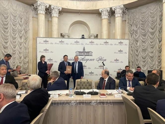 越南科技翰林院（VAST）院长周文明教授荣幸地从俄罗斯科学院院长、俄罗斯劳动英雄根纳季·克拉尼斯科夫 (Gennedy Kraniskov) 教授、院士手中接受了这一崇高荣誉。图自越通社