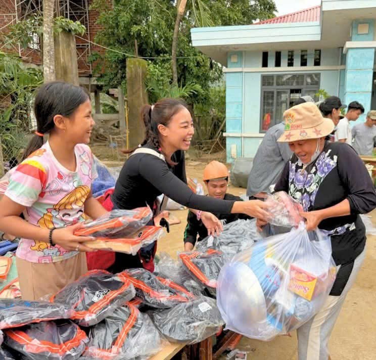  图:平仙公司赠送鞋品给灾区民众。