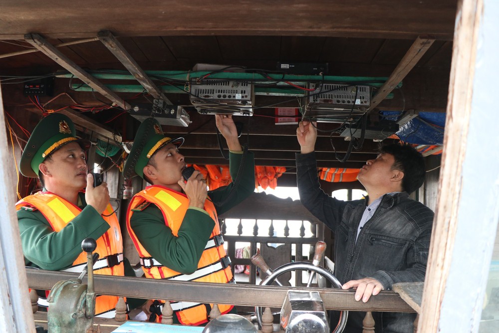 对渔船的监控系统安装情况进行检查。图自越通社