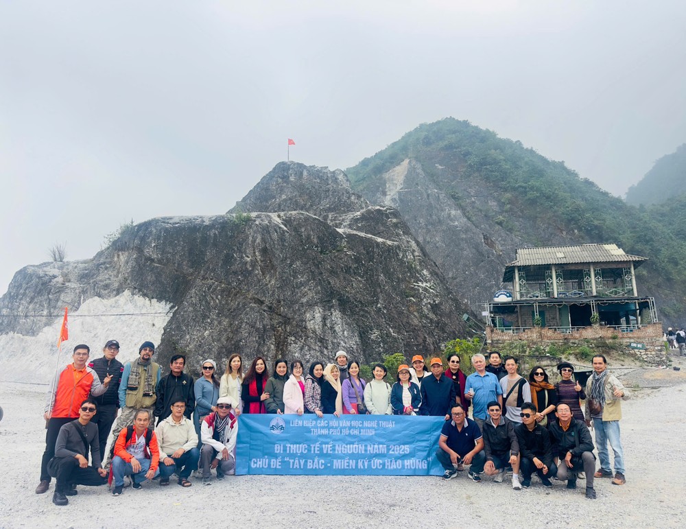 “西北—英雄记忆之地”寻根行程合照。