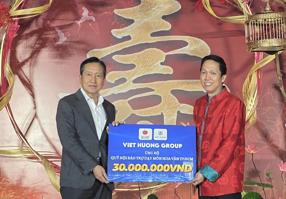 图:陈文仲先生代表越香集团移交善款给胡志明市华文教育辅助会。