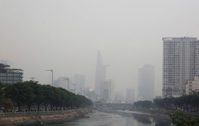 胡志明市民众今早明显感受到胡志明市天空的异常变化。