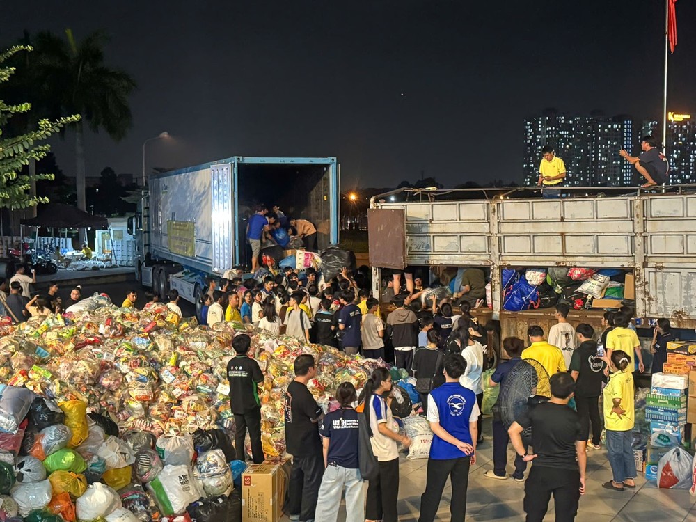 胡志明市各所大学、高等学校学生连夜投入搬运、整理物资和生活必需品，及时送往中部地区受台风洪灾影响的灾民手中。