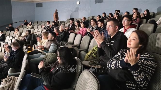 众多美国观众和越裔美国人前来观看纪录片《Once Upon a Bridge in Vietnam》。