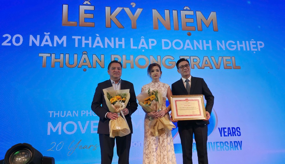 胡志明市旅游厅厅长范辉平向顺捷旅行社颁发文体与旅游部奖状。