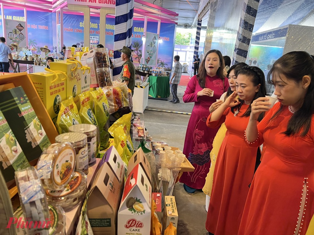 12 月 19 日至 21 日 在 胡志明市（TPHCM）头顿坊 举行2025 年 OCOP 产品周、特色产品推介暨供需对接活动上，各类农产品及特色产品亮相。