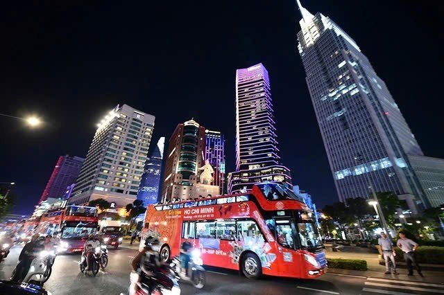 元旦假期期间，胡志明市中心夜间城市旅游热闹非凡。