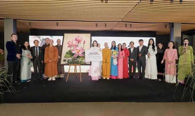 《越南54个民族莲花图》画作拍卖。