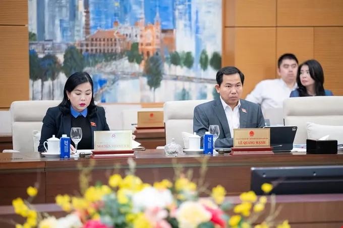 出席会议的代表。