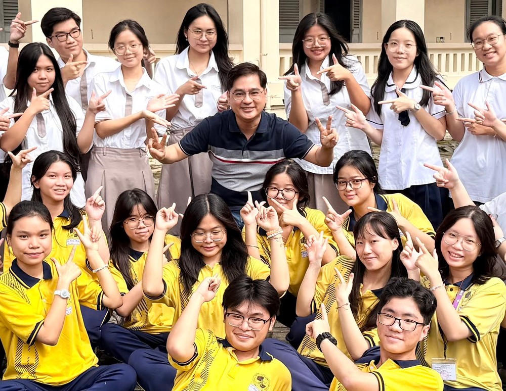 参加国家级中文科考试的优秀生与阮福禄老师合照，他们对斯次的考试充满信心。