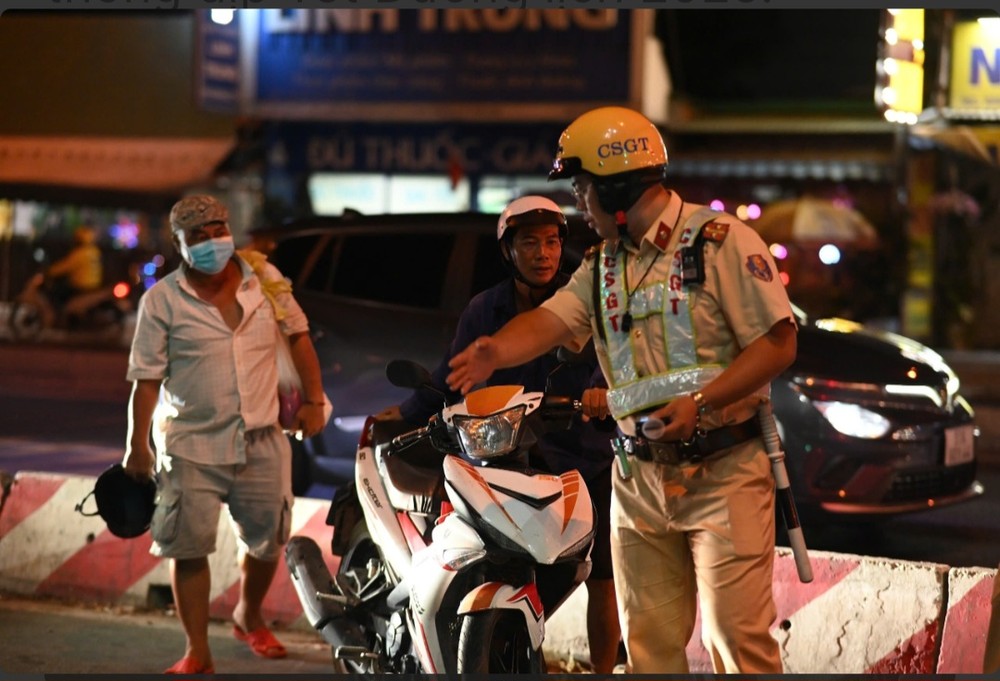 交警力量在岗执法。