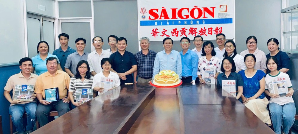 本报工作人员在2025年越南革命新闻日100周年(1925.6.21-2025.6.21)纪念活动中合影。