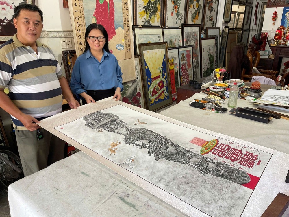 郑钊城与姚金鸾画家展示第二幅义卖作品