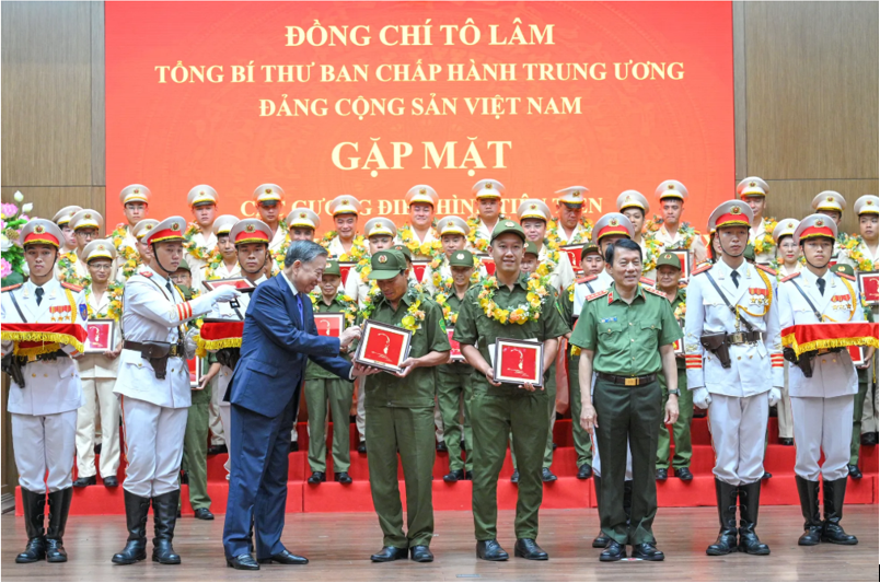 总书记苏林及公安部部长表彰来自基层公安的先进典型。