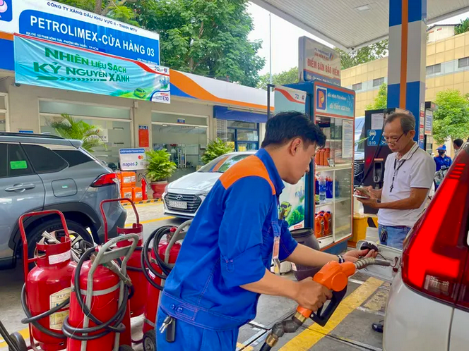 民众在胡志明市滨城坊范鸿泰街的加油站加注E10汽油