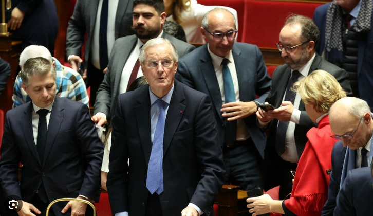 法国原总理巴尼耶（Michel Barnier）(中间)