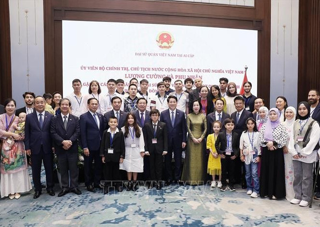 国家主席梁强和夫人与旅埃越南人社群代表合影。