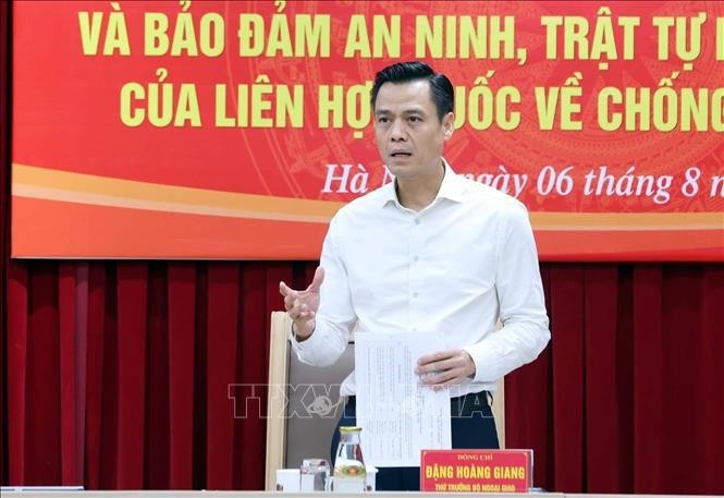 越南外交部副部长邓黄江出席会议并发表讲话。