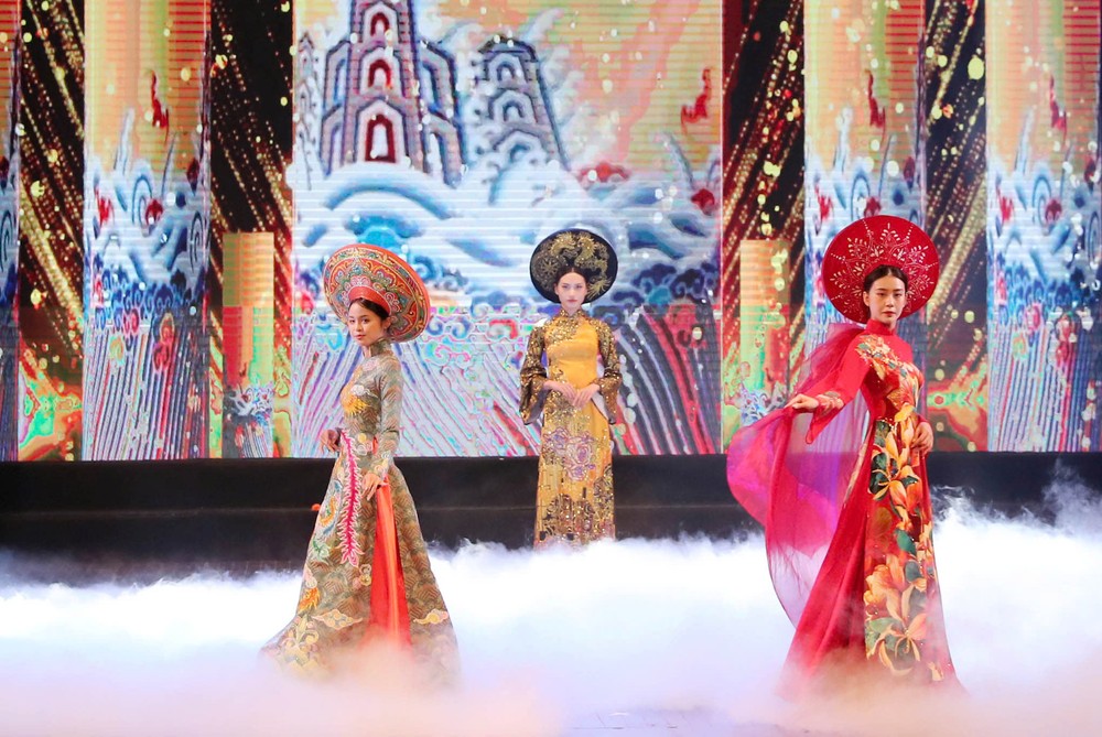 在越南长衫文化协会成立仪式上的长衫表演。