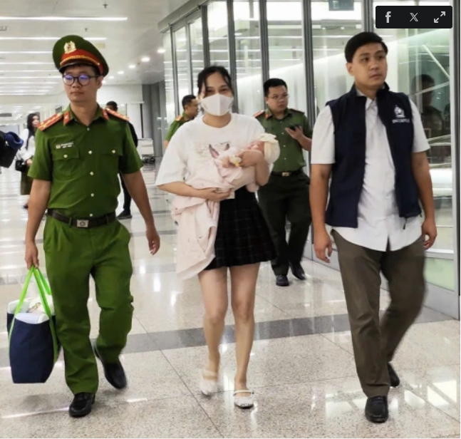 工作组在内牌机场押送嫌疑人吴氏绣。