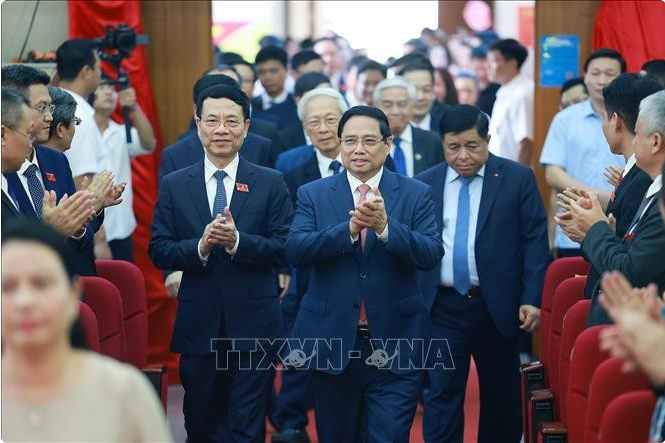 党中央政治局委员、政府党委书记、政府总理范明政出席第一次科学与技术部代表大会