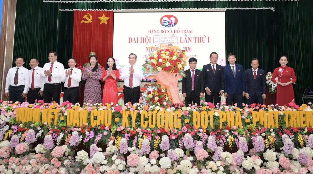 市委副书记阮福禄向大会赠送鲜花表示祝贺。