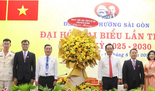市人委会主席阮文得与市人民议会常务副主席范成坚代表市委、市人民议会、市人民委员会、市越南祖国阵线委员会向大会赠送鲜花表示祝贺。