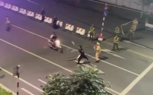 工作小组拦截两名青年闯入禁行路段.