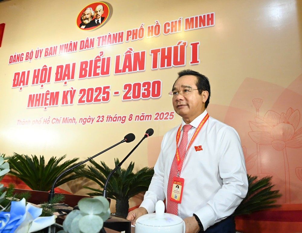 胡志明市人委会主席阮文得发表讲话。