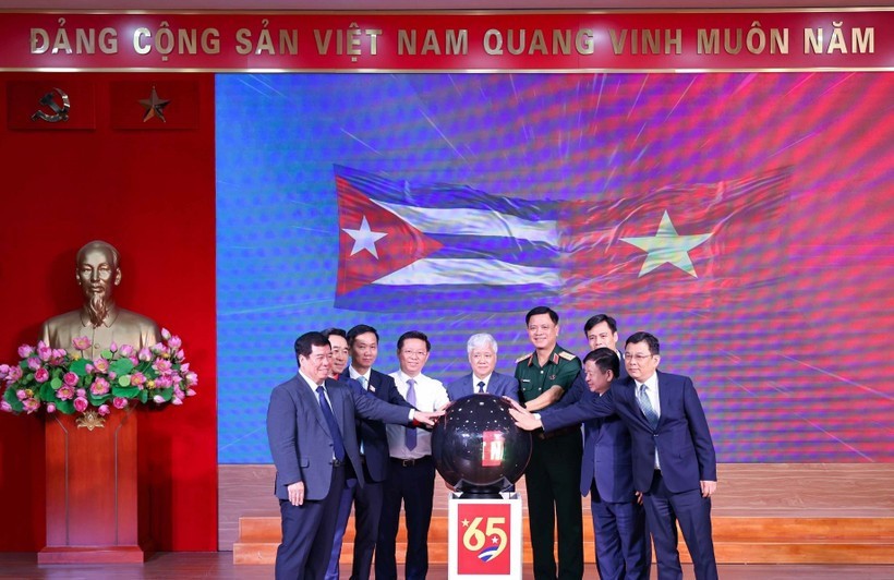 国会主席陈青敏在国会常委会一个会议上发言。