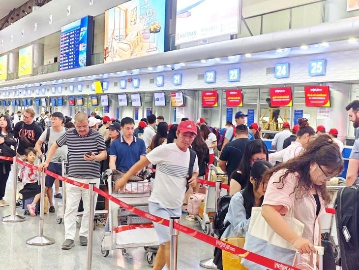 各家航空公司加班增票, 以满足国庆假期航空出行需求激增。