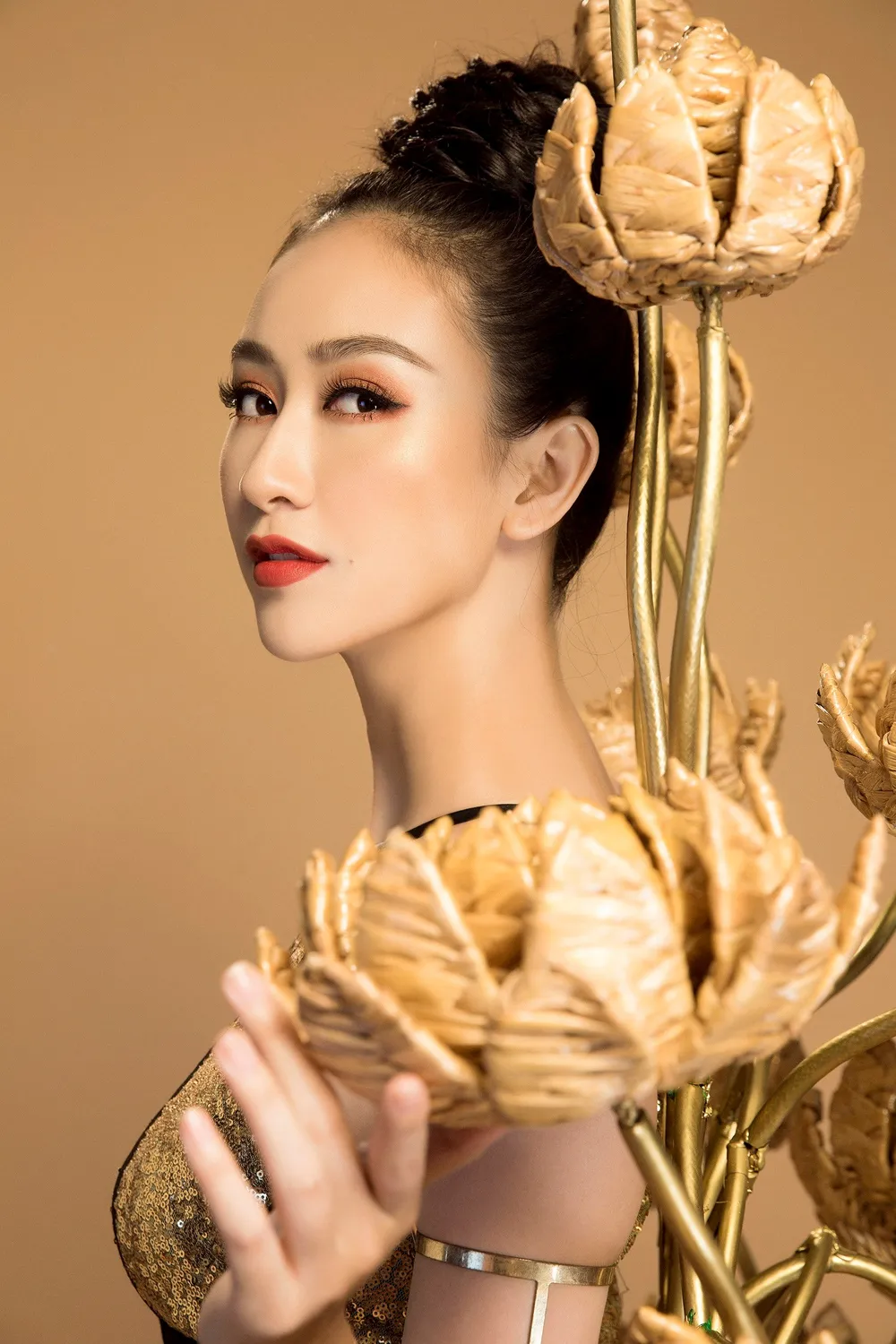 Hà Thu hóa “chiến binh” với trang phục truyền thống tại Miss Earth 2017 ảnh 1