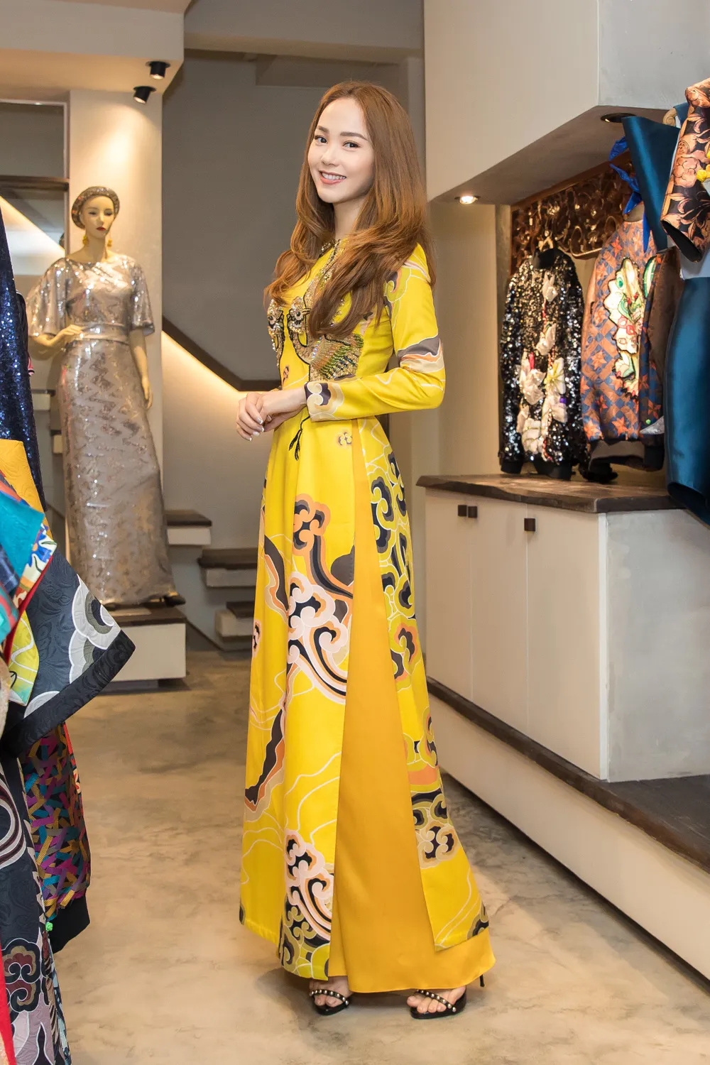 Minh Hằng chọn áo dài để tham dự lễ trao giải E-Daily tại Hàn Quốc ảnh 3