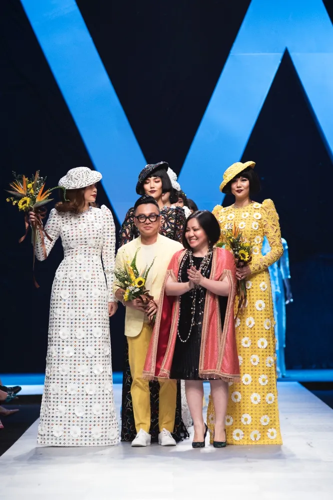 Thanh Hằng nắm tay Hà Hồ làm vedette cho bộ sưu tập của Công Trí ảnh 2