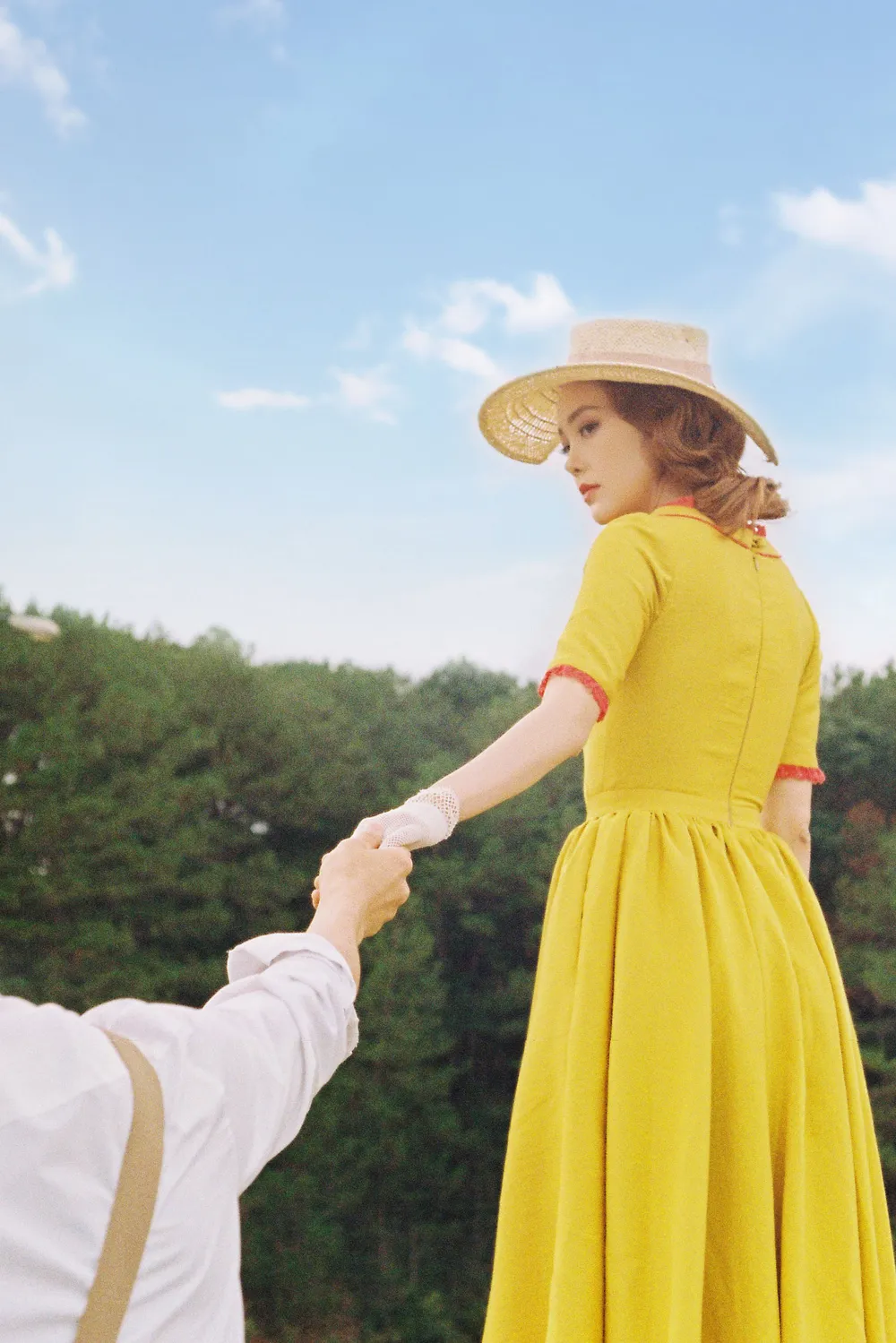 Minh Hằng trở thành “nàng thơ” mới của Nguyễn Hồng Thuận  ảnh 2