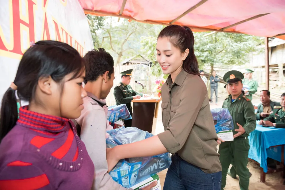 Hoa hậu Tiểu Vy trở lại thăm bà con bản Nịu ảnh 1