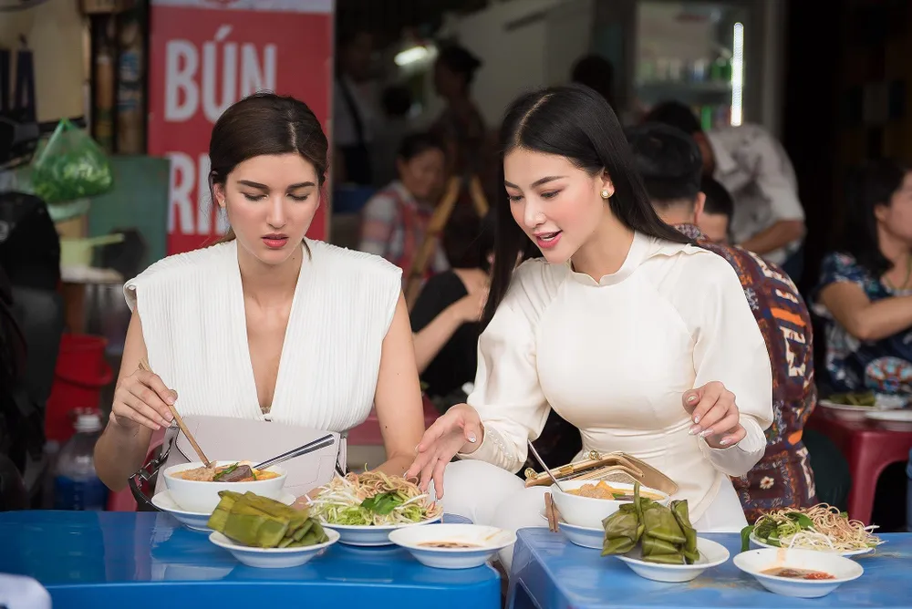 Hoa hậu Phương Khánh làm “hướng dẫn viên du lịch” cho Á hậu Trái Đất - Melanie Mader ảnh 3