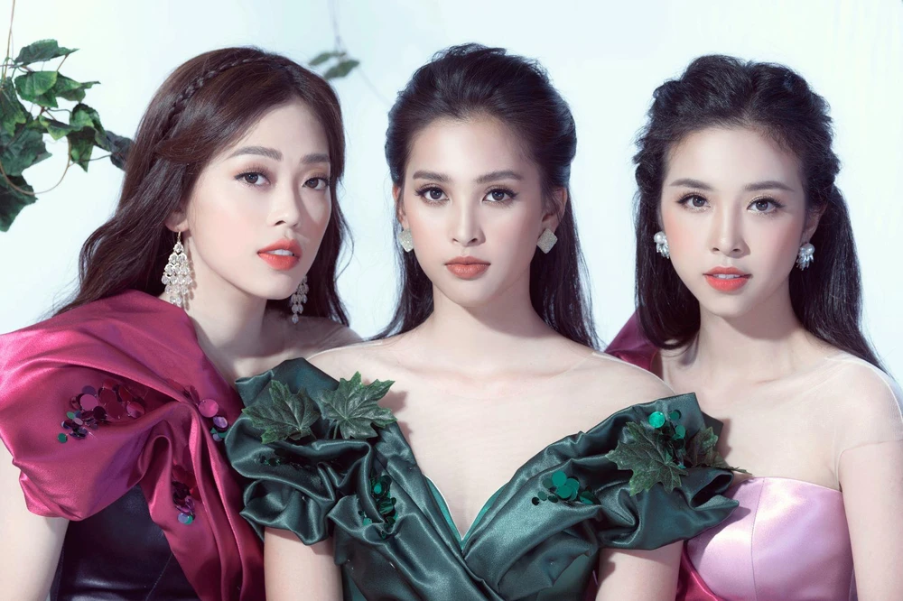 Tiểu Vy, Phương Nga, Thúy An hóa thân thành nữ thần nho trong bộ ảnh mới ảnh 1 Tiểu Vy, Phương Nga, Thúy An hóa thân thành nữ thần nho trong bộ ảnh mới ảnh 1