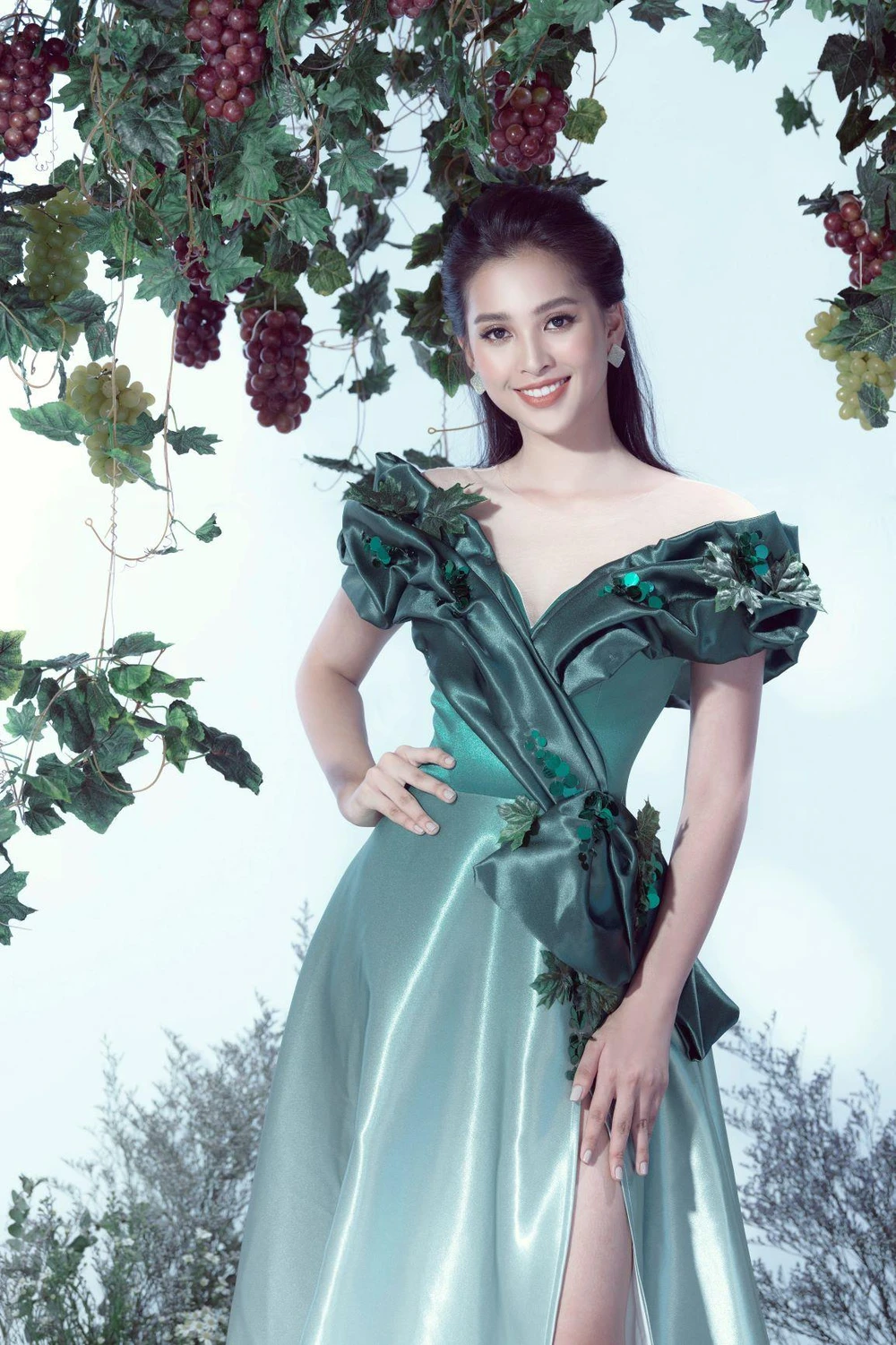 Tiểu Vy, Phương Nga, Thúy An hóa thân thành nữ thần nho trong bộ ảnh mới ảnh 2 Tiểu Vy, Phương Nga, Thúy An hóa thân thành nữ thần nho trong bộ ảnh mới ảnh 2