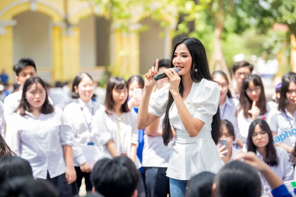 Hoàng Thùy đồng hành định hướng kỹ năng sống cho học sinh ảnh 1 Hoàng Thùy đồng hành định hướng kỹ năng sống cho học sinh ảnh 1