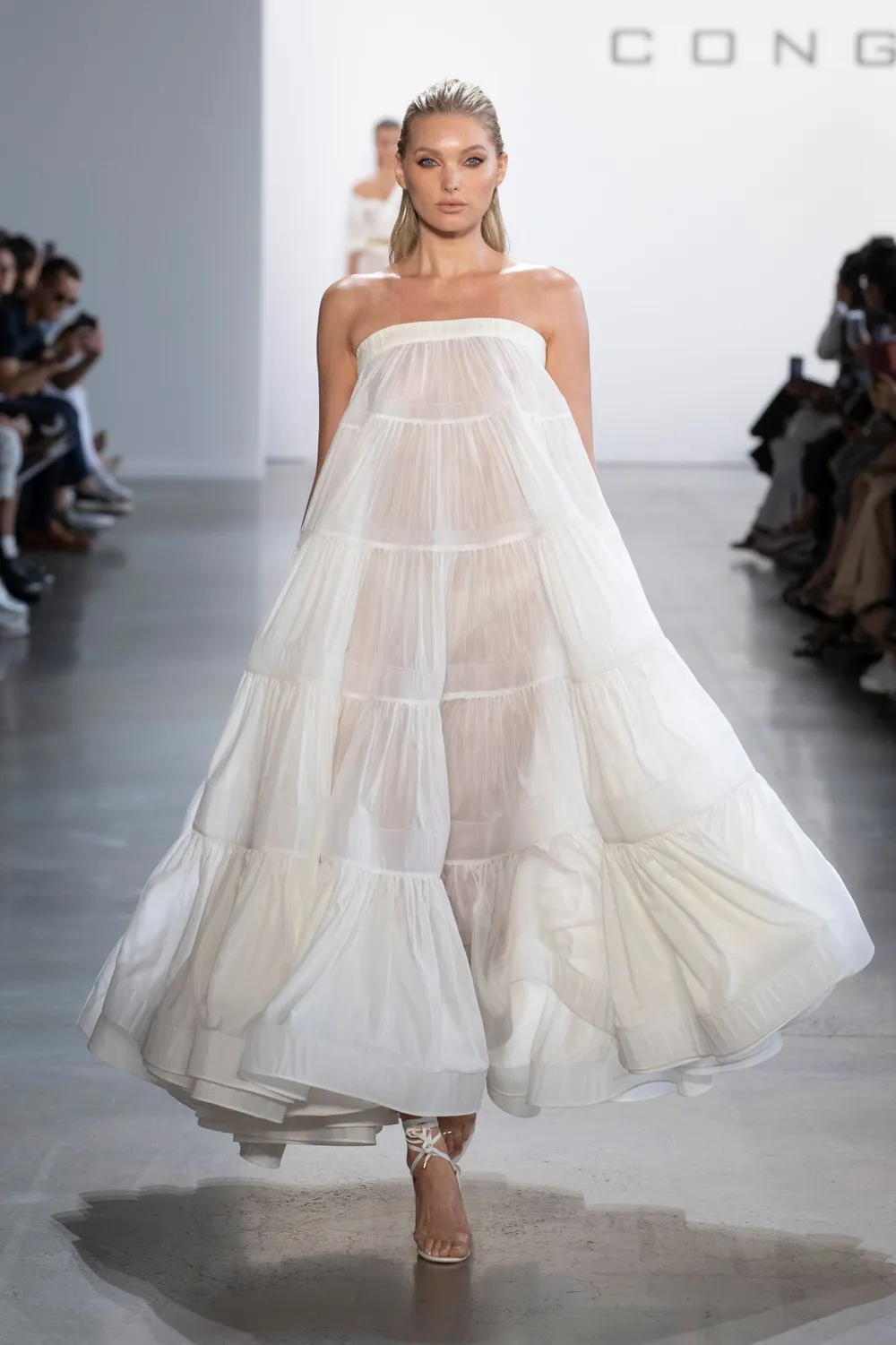 Elsa Hosk đảm nhiệm First Face và Vedette tại show Công Trí Xuân Hè 2020 ảnh 1 Elsa Hosk đảm nhiệm First Face và Vedette tại show Công Trí Xuân Hè 2020 ảnh 1
