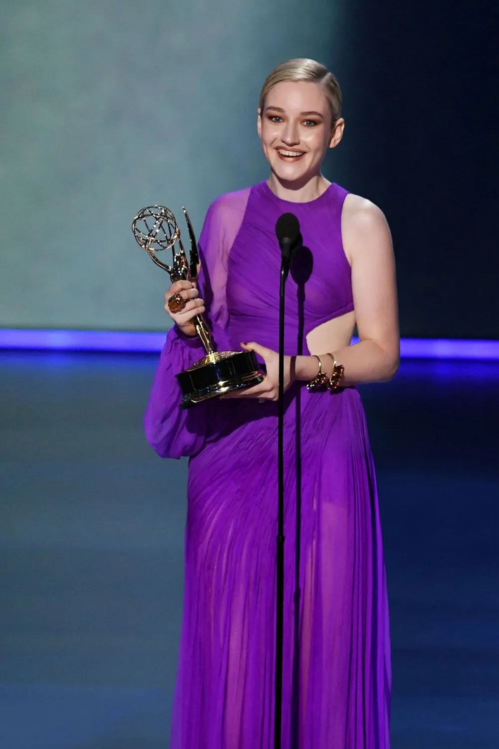 Julia Garner mặc đầm của nhà thiết kế Việt nhận giải thưởng Emmy 2019 ảnh 2